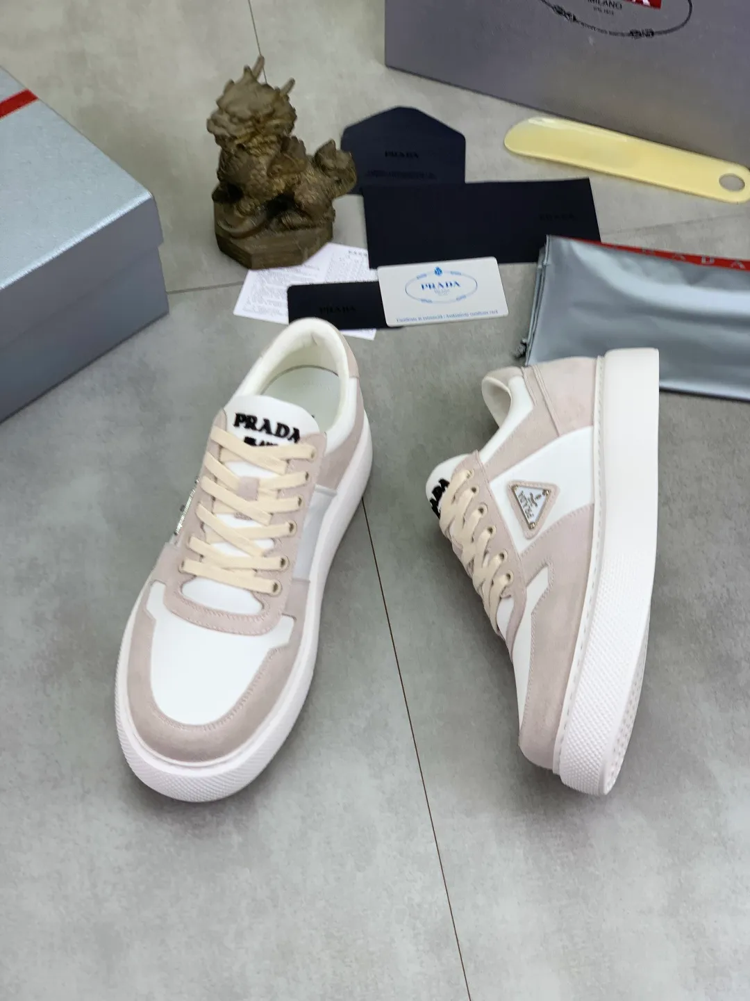 Men's shoes 💰P560💰 [New model] High version official website popular model is on the market, 🆘 Trendy brand (Prada) mainly promotes popular model, avant-garde and versatile fashionable men's shoes private version mold opening, cowhide surface splicing 1:1.. Stylish and simple, original imported cowhide lining cowhide feet; the atmosphere and personality are more fashionable, eye-catching and pursuing class. It will subvert the old idea and be a must-have for fashion trendsetters with you! Must keep it for yourself! Tall and comfortable, large and low, high-end quality workmanship. Code number: 38-44 5⃣️colors available.